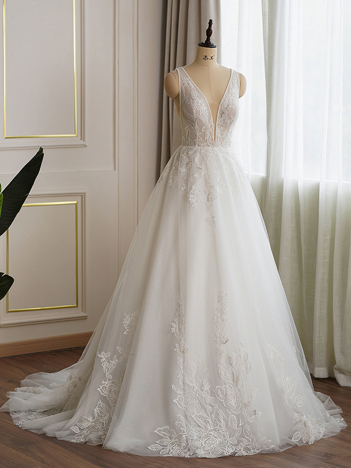 Vestido de novia de encaje con escote de pedrería – Pandrodressy