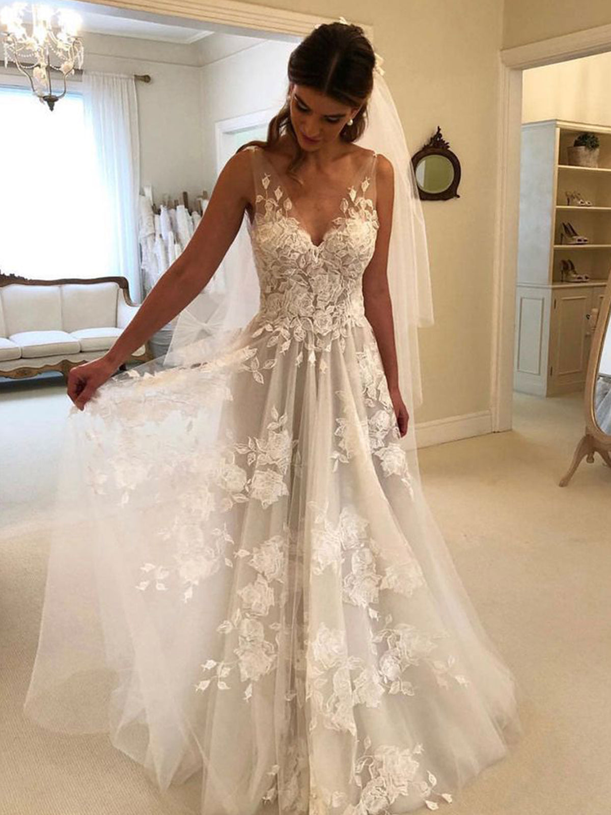 V Neck Tulle Strap Aline Wedding Dress With Lace Floral Appliques As Picture