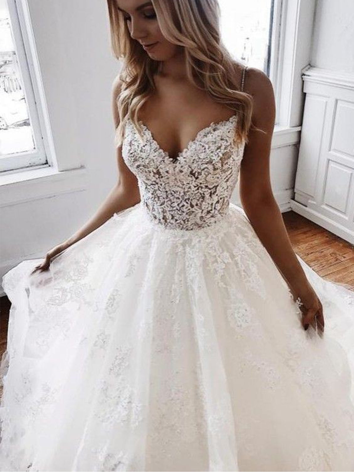Romantic Tulle Spaghetti Strap Lace Appliques Wedding Dress
