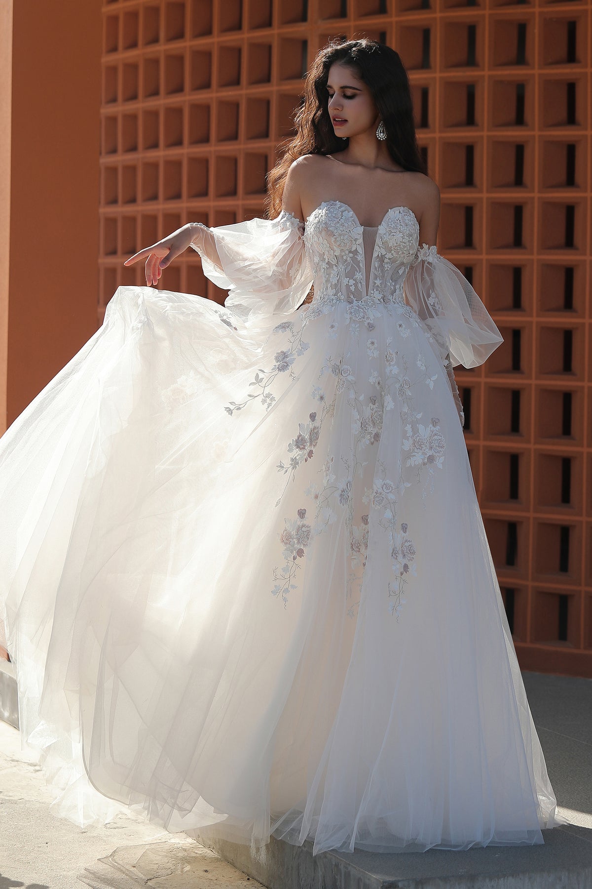 Romantic Sweetheart Wedding Gown With Puffed Sleeves And Delicate Embroidery PR3493