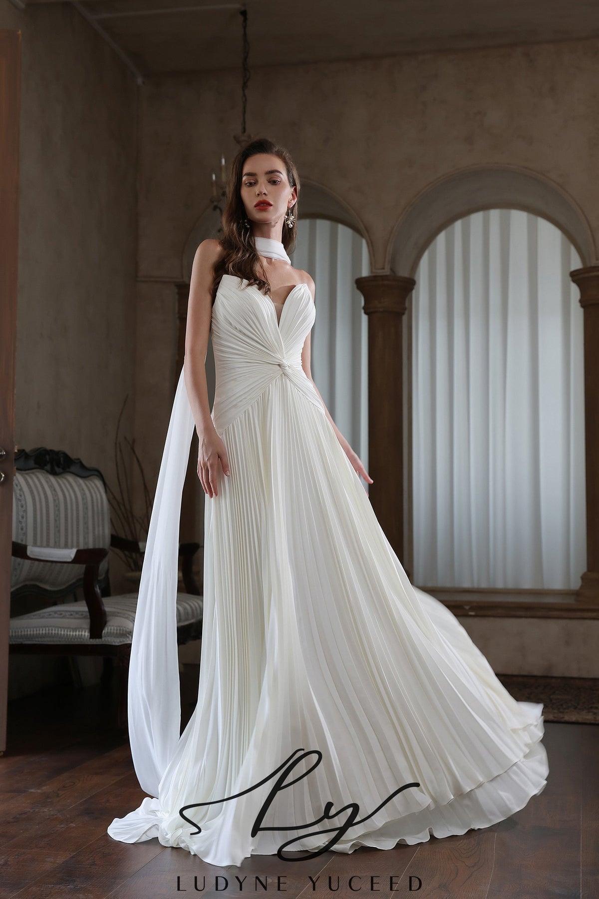 In Stock|Elegant Pleated Strapless Wedding Gown with Chiffon Drape