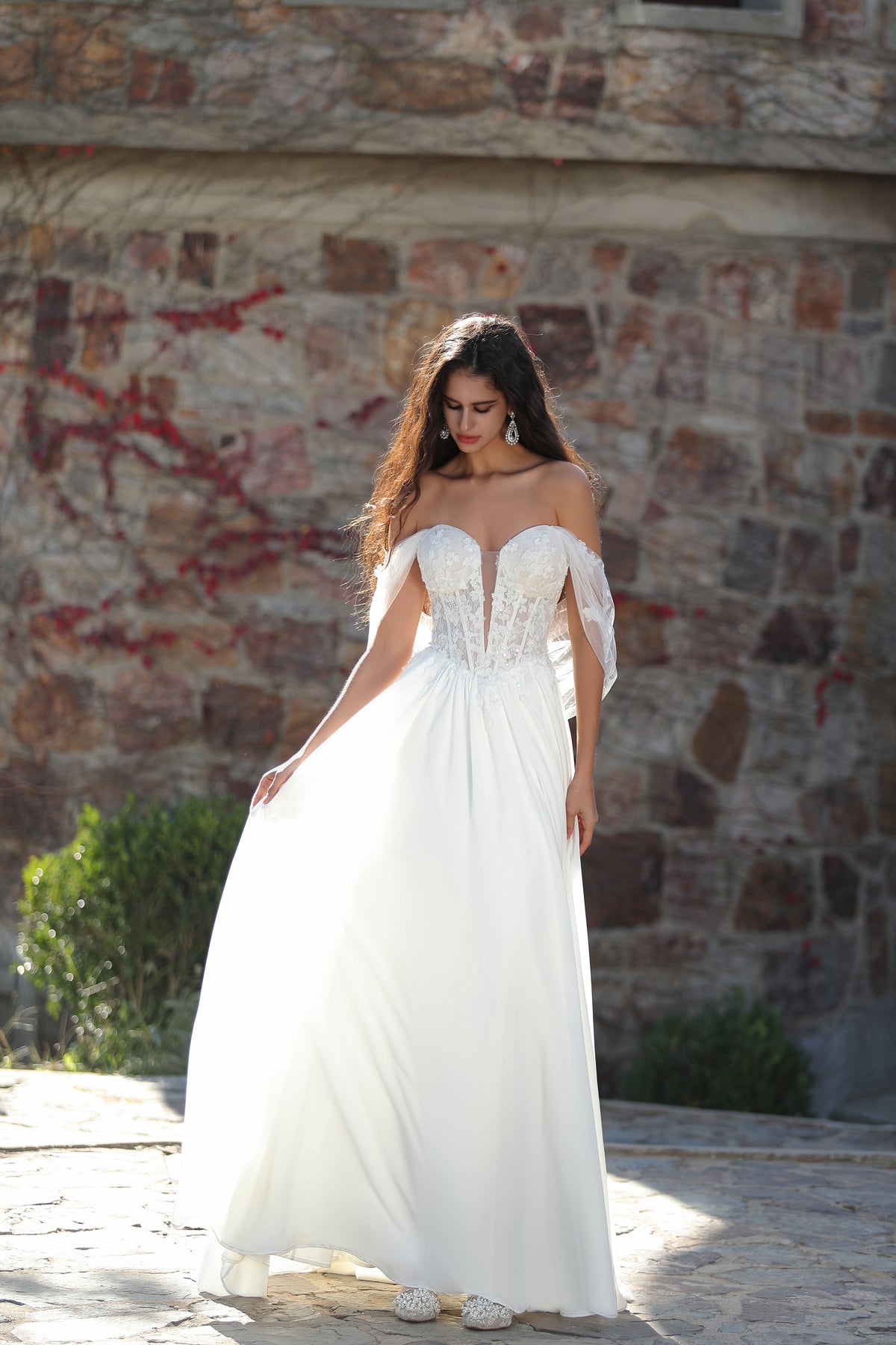Elegant Chiffon Wedding Gown And Detachable Shawl
