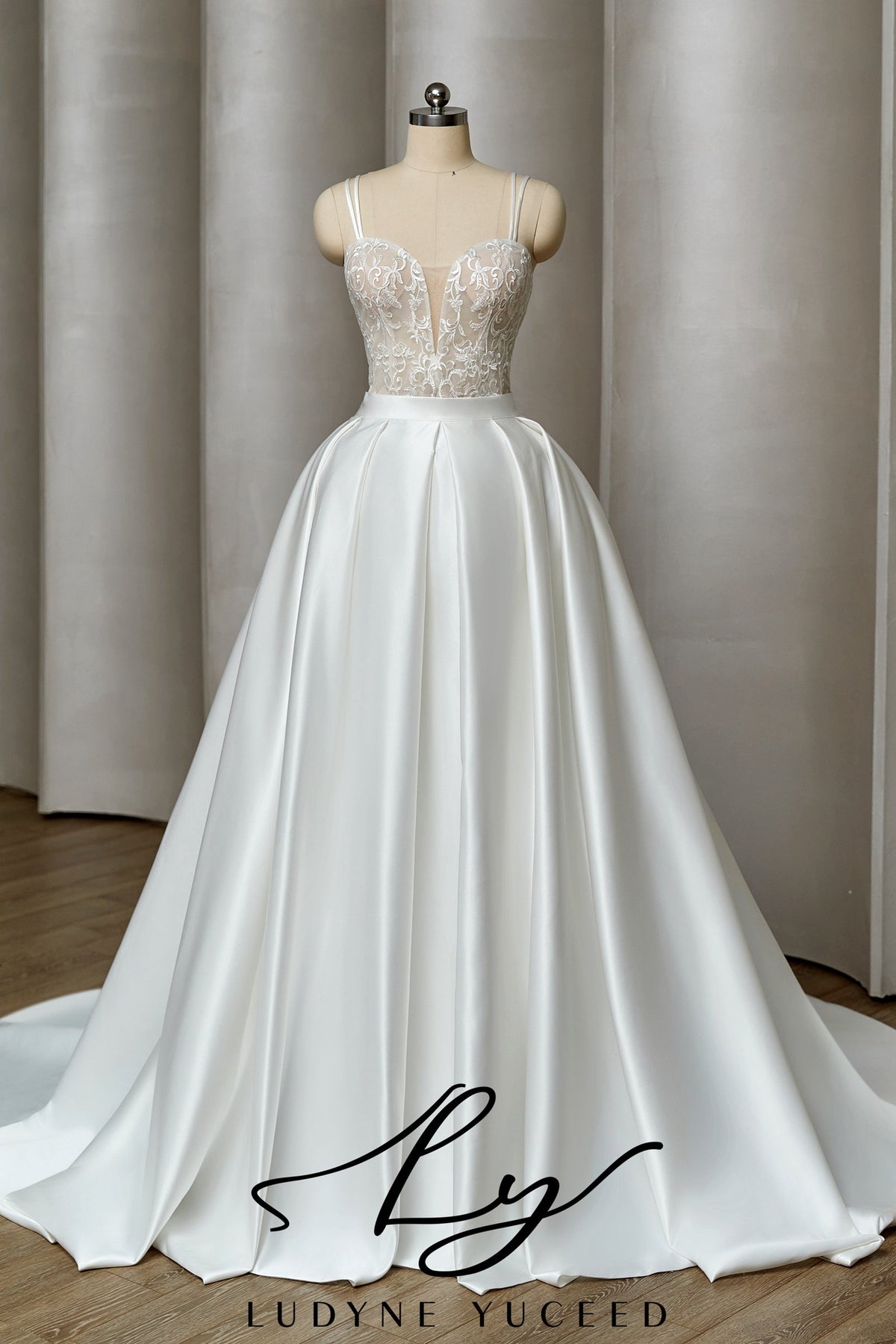 Heart - Neck Satin Wedding Dress: Trailing Elegance for the Bride's Dream Day