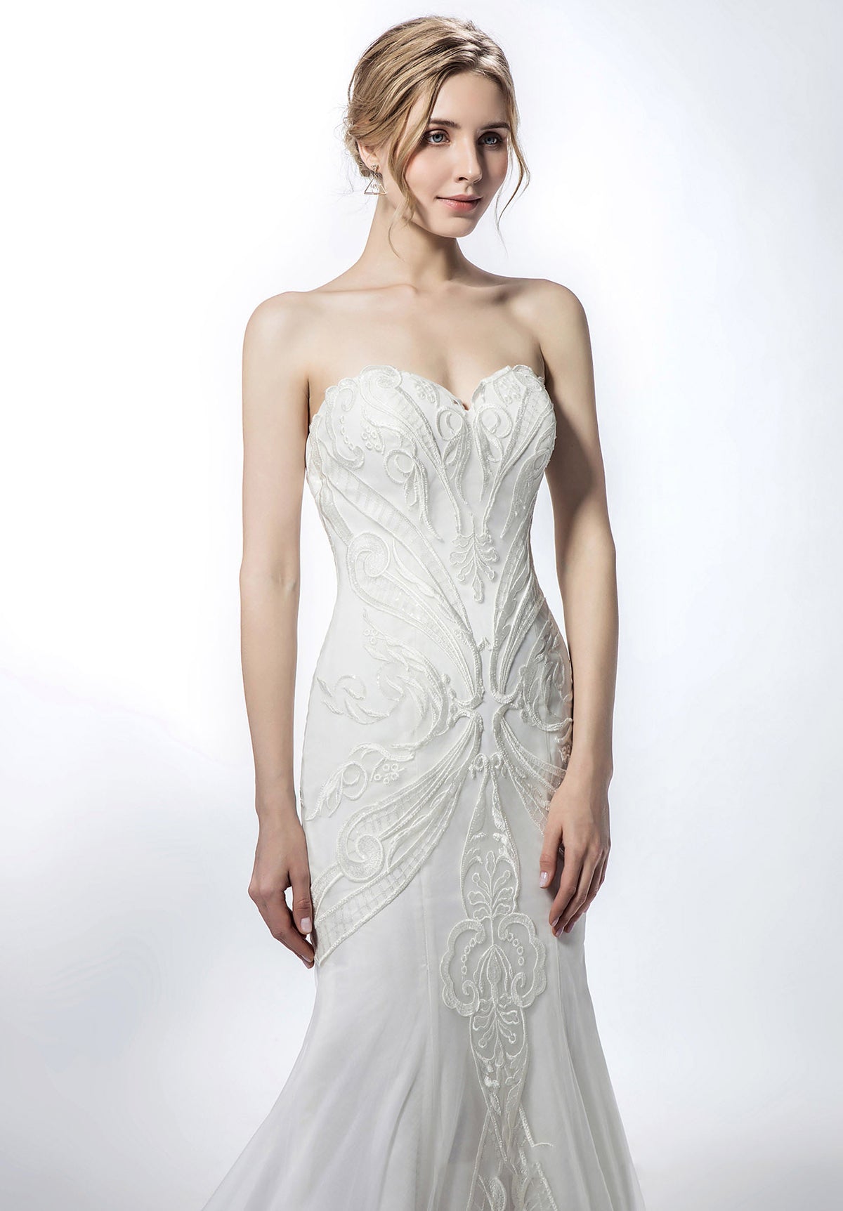 Elegant Strapless Fit and Flare Classic Wedding Dress